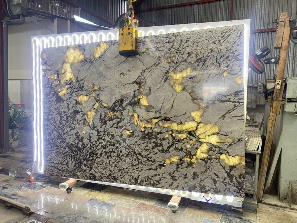 Thạch anh xuyên sáng