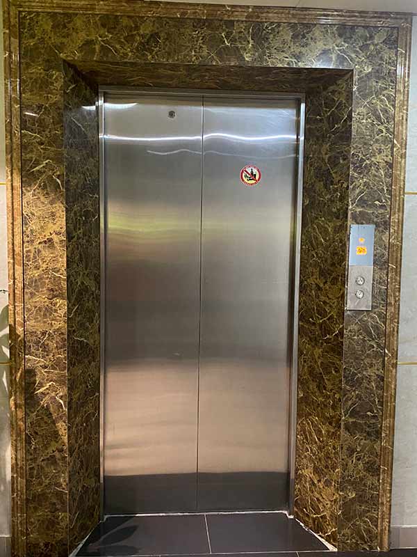 Đá ốp thang máy